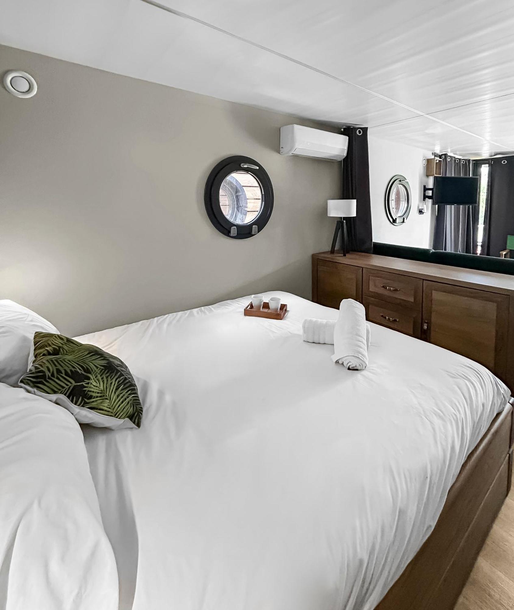 Bord Du Canal Du Rhone A Sete Sur "Cesar" 보베르 외부 사진