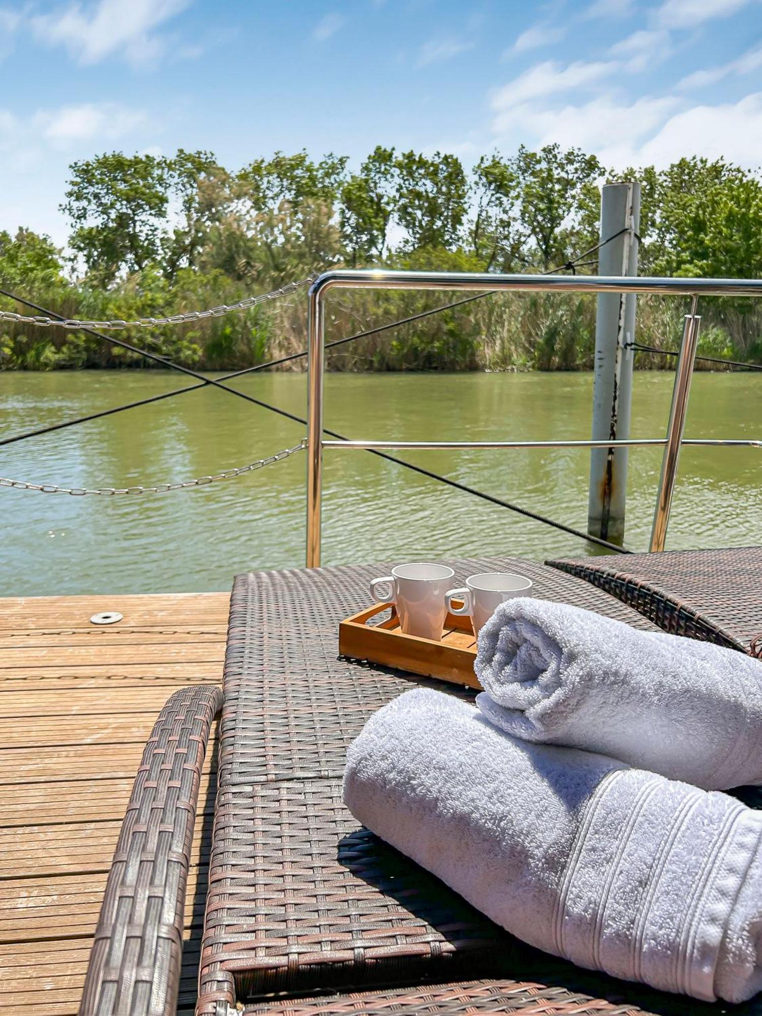 Bord Du Canal Du Rhone A Sete Sur "Cesar" 보베르 외부 사진