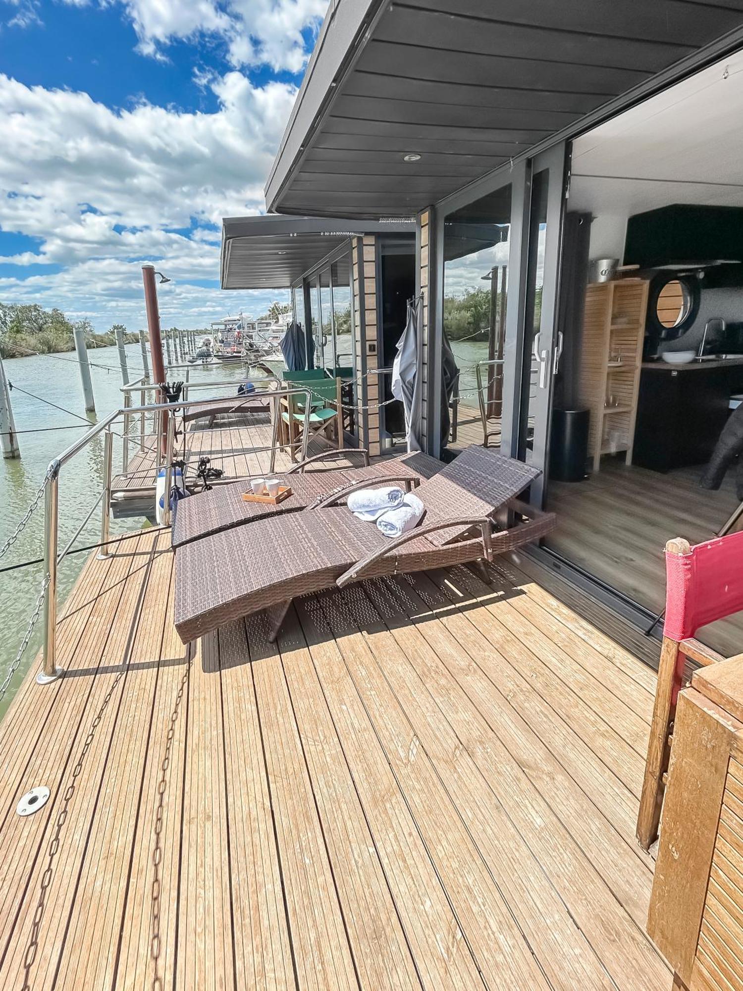 Bord Du Canal Du Rhone A Sete Sur "Cesar" 보베르 외부 사진