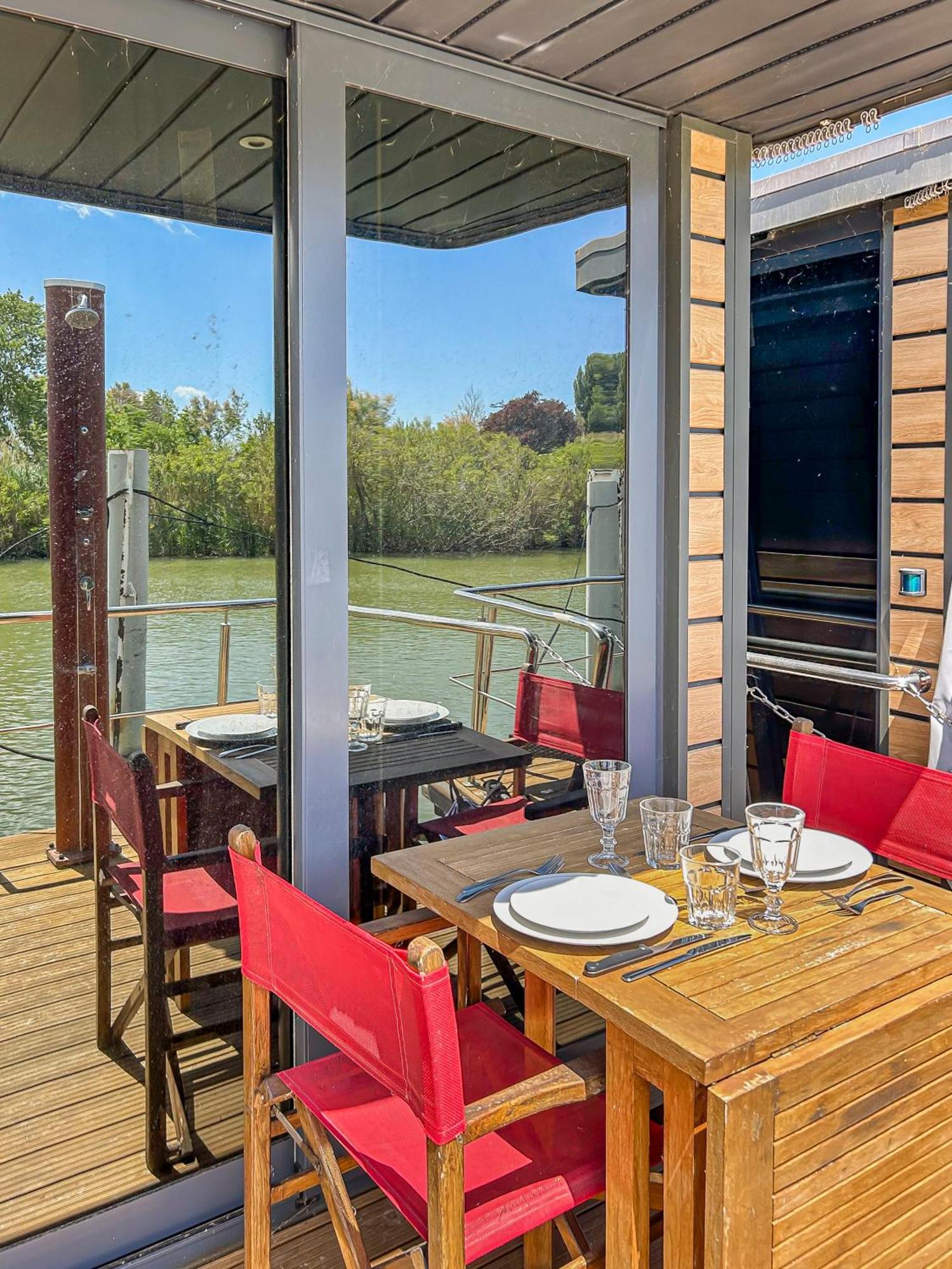 Bord Du Canal Du Rhone A Sete Sur "Cesar" 보베르 외부 사진